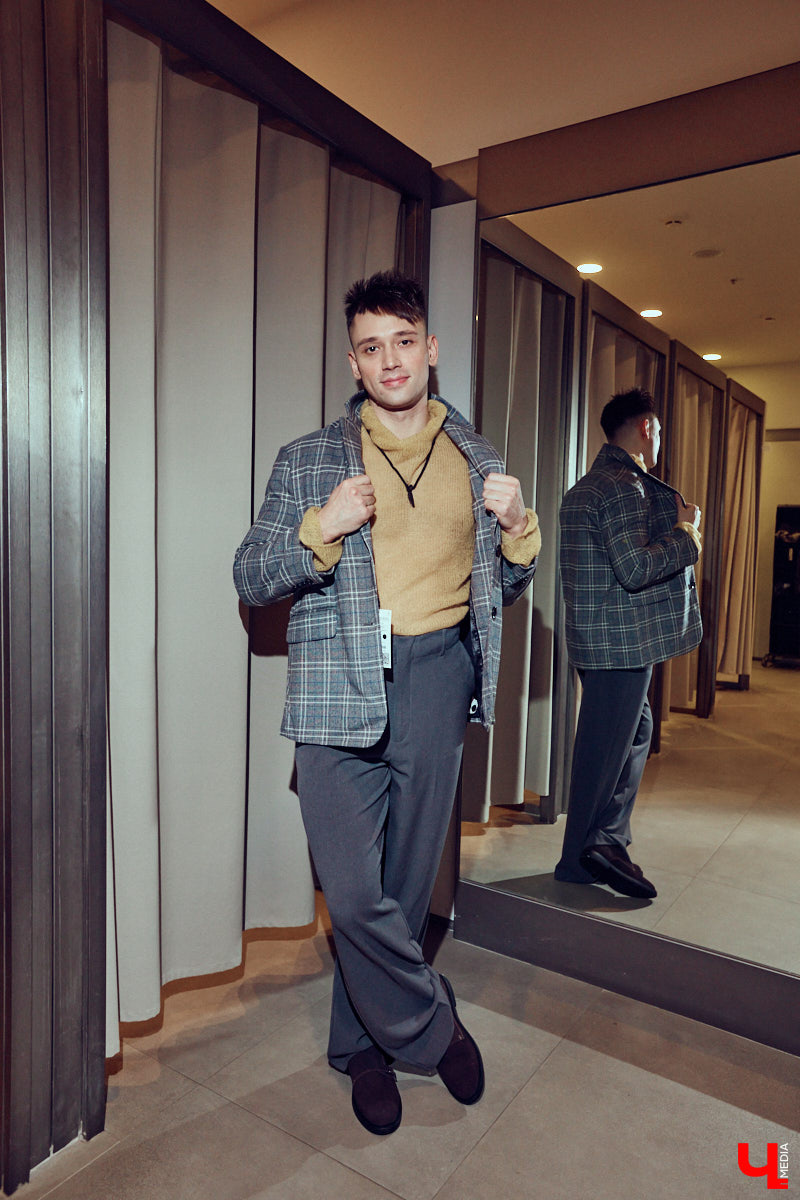 Как известно, встречают обычно по одежке. Доказан сей факт в том числе и любимцем зрителей по всему миру Педро Паскалем. Стиль одного из самых востребованных актеров Голливуда одновременно удивляет и восхищает, гардероб звезды сериала The Last of Us регулярно обсуждают модные медиа. Мы взяли на вооружение несколько особенно выразительных look’ов всеобщего краша и в компании стилиста Любавы Соколовой отправились на шопинг в магазины Владимира.