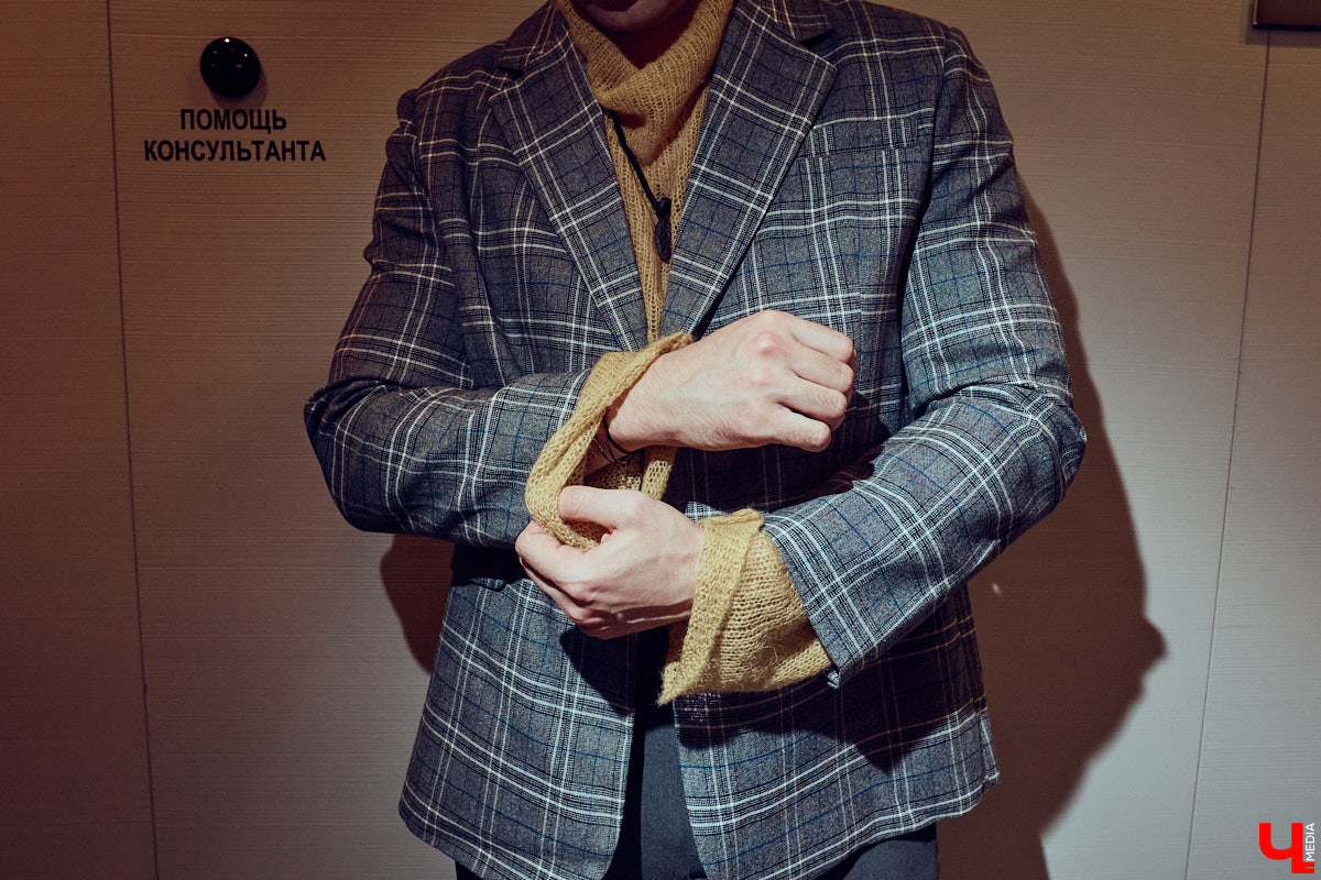 Как известно, встречают обычно по одежке. Доказан сей факт в том числе и любимцем зрителей по всему миру Педро Паскалем. Стиль одного из самых востребованных актеров Голливуда одновременно удивляет и восхищает, гардероб звезды сериала The Last of Us регулярно обсуждают модные медиа. Мы взяли на вооружение несколько особенно выразительных look’ов всеобщего краша и в компании стилиста Любавы Соколовой отправились на шопинг в магазины Владимира.