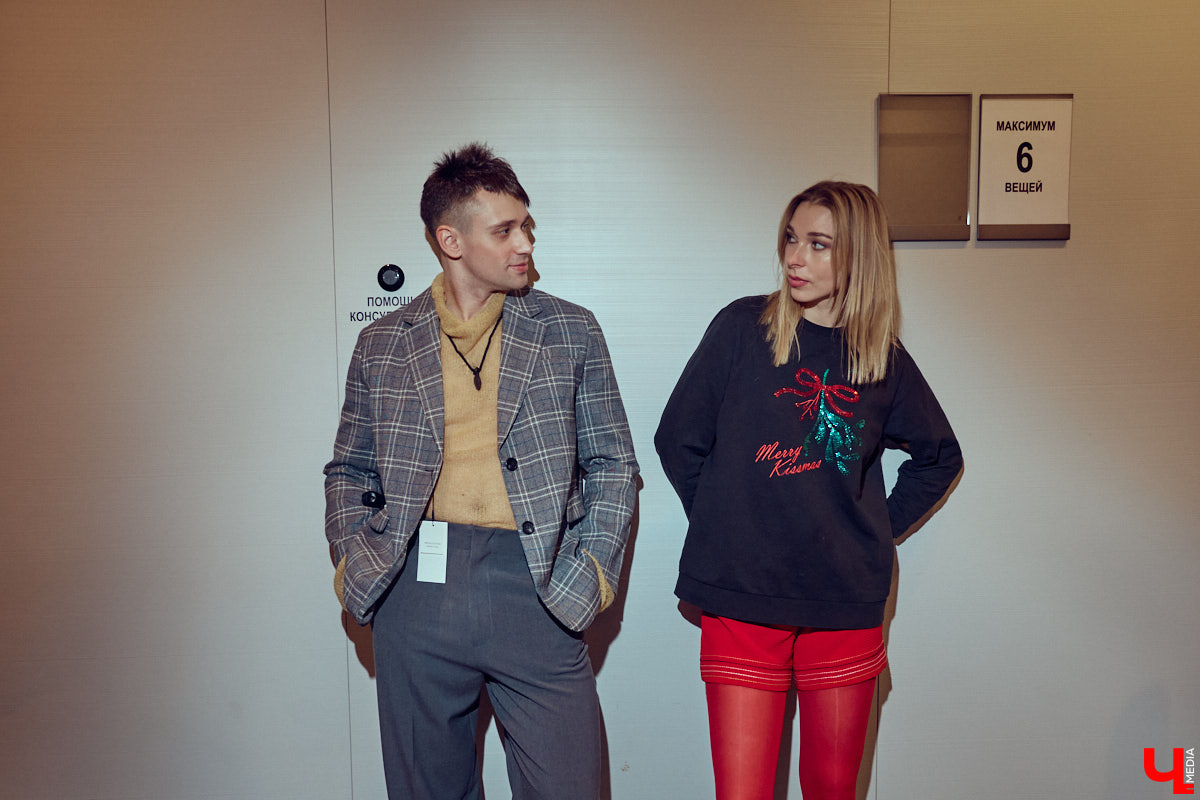 Как известно, встречают обычно по одежке. Доказан сей факт в том числе и любимцем зрителей по всему миру Педро Паскалем. Стиль одного из самых востребованных актеров Голливуда одновременно удивляет и восхищает, гардероб звезды сериала The Last of Us регулярно обсуждают модные медиа. Мы взяли на вооружение несколько особенно выразительных look’ов всеобщего краша и в компании стилиста Любавы Соколовой отправились на шопинг в магазины Владимира.