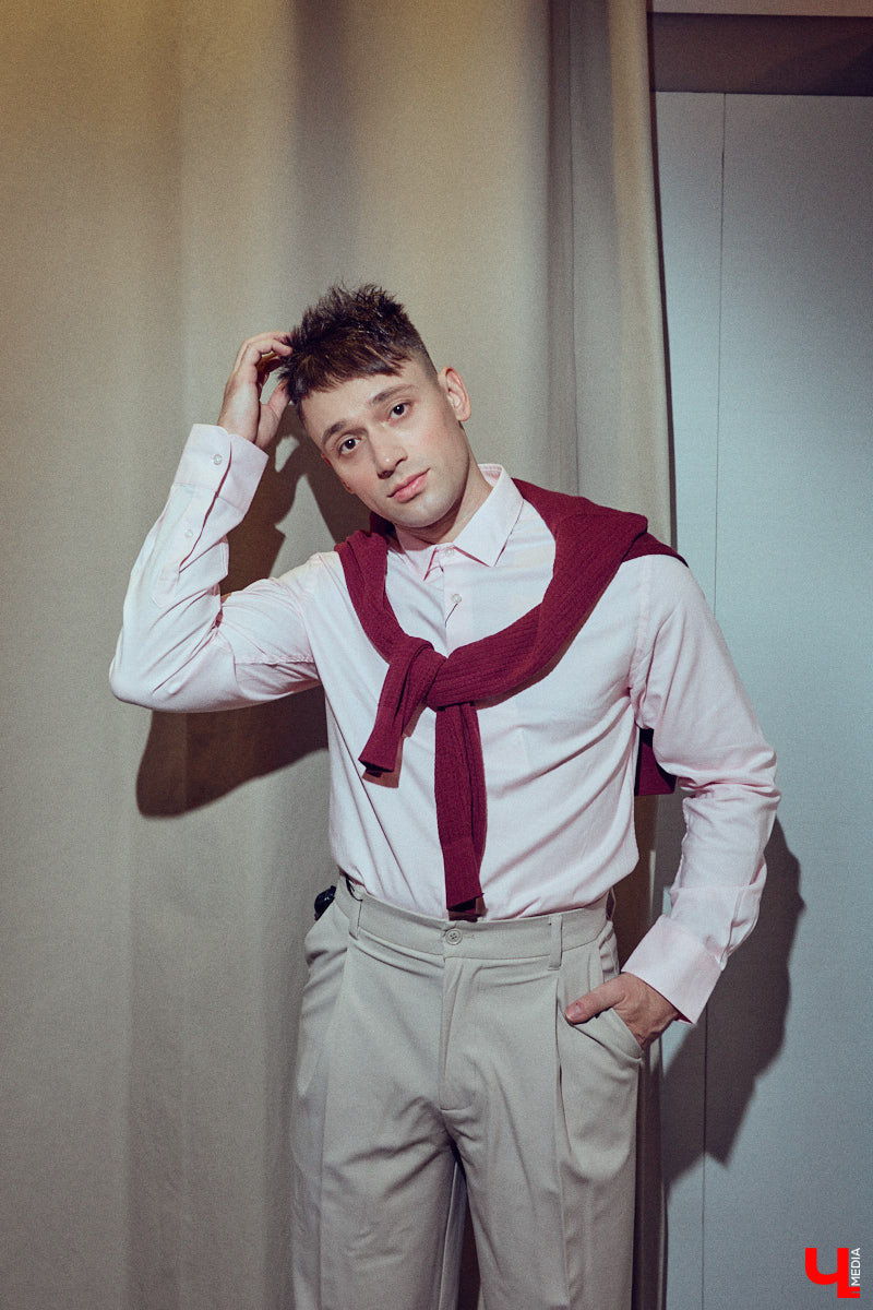 Как известно, встречают обычно по одежке. Доказан сей факт в том числе и любимцем зрителей по всему миру Педро Паскалем. Стиль одного из самых востребованных актеров Голливуда одновременно удивляет и восхищает, гардероб звезды сериала The Last of Us регулярно обсуждают модные медиа. Мы взяли на вооружение несколько особенно выразительных look’ов всеобщего краша и в компании стилиста Любавы Соколовой отправились на шопинг в магазины Владимира.