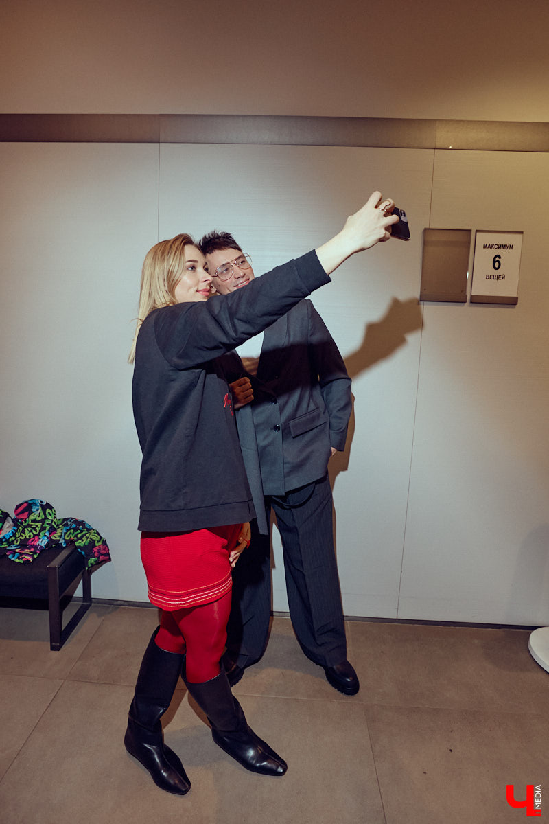 Как известно, встречают обычно по одежке. Доказан сей факт в том числе и любимцем зрителей по всему миру Педро Паскалем. Стиль одного из самых востребованных актеров Голливуда одновременно удивляет и восхищает, гардероб звезды сериала The Last of Us регулярно обсуждают модные медиа. Мы взяли на вооружение несколько особенно выразительных look’ов всеобщего краша и в компании стилиста Любавы Соколовой отправились на шопинг в магазины Владимира.