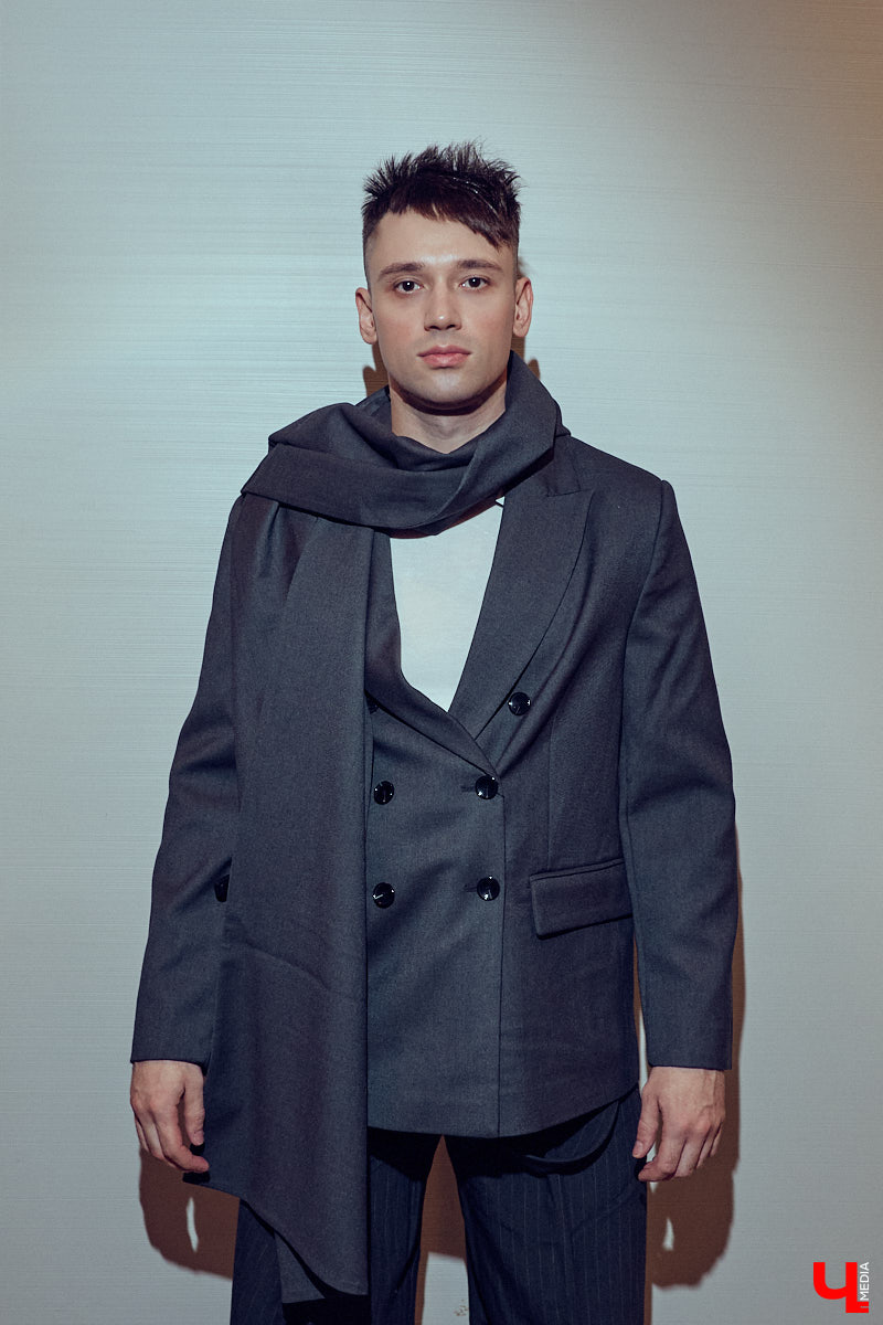 Как известно, встречают обычно по одежке. Доказан сей факт в том числе и любимцем зрителей по всему миру Педро Паскалем. Стиль одного из самых востребованных актеров Голливуда одновременно удивляет и восхищает, гардероб звезды сериала The Last of Us регулярно обсуждают модные медиа. Мы взяли на вооружение несколько особенно выразительных look’ов всеобщего краша и в компании стилиста Любавы Соколовой отправились на шопинг в магазины Владимира.