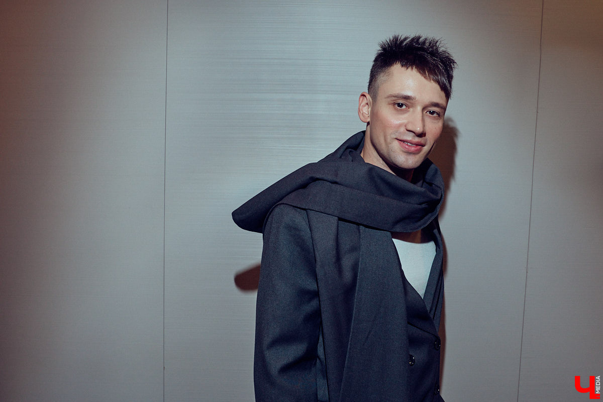 Как известно, встречают обычно по одежке. Доказан сей факт в том числе и любимцем зрителей по всему миру Педро Паскалем. Стиль одного из самых востребованных актеров Голливуда одновременно удивляет и восхищает, гардероб звезды сериала The Last of Us регулярно обсуждают модные медиа. Мы взяли на вооружение несколько особенно выразительных look’ов всеобщего краша и в компании стилиста Любавы Соколовой отправились на шопинг в магазины Владимира.