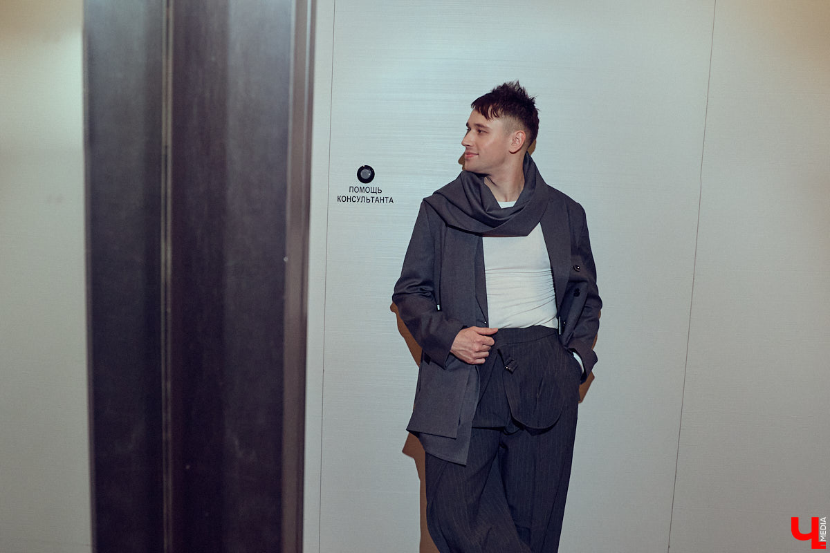 Как известно, встречают обычно по одежке. Доказан сей факт в том числе и любимцем зрителей по всему миру Педро Паскалем. Стиль одного из самых востребованных актеров Голливуда одновременно удивляет и восхищает, гардероб звезды сериала The Last of Us регулярно обсуждают модные медиа. Мы взяли на вооружение несколько особенно выразительных look’ов всеобщего краша и в компании стилиста Любавы Соколовой отправились на шопинг в магазины Владимира.