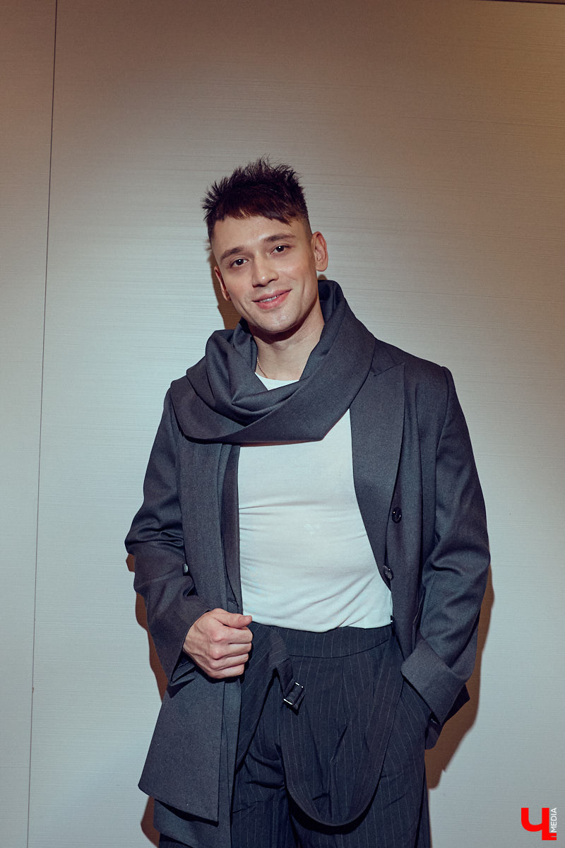 Как известно, встречают обычно по одежке. Доказан сей факт в том числе и любимцем зрителей по всему миру Педро Паскалем. Стиль одного из самых востребованных актеров Голливуда одновременно удивляет и восхищает, гардероб звезды сериала The Last of Us регулярно обсуждают модные медиа. Мы взяли на вооружение несколько особенно выразительных look’ов всеобщего краша и в компании стилиста Любавы Соколовой отправились на шопинг в магазины Владимира.