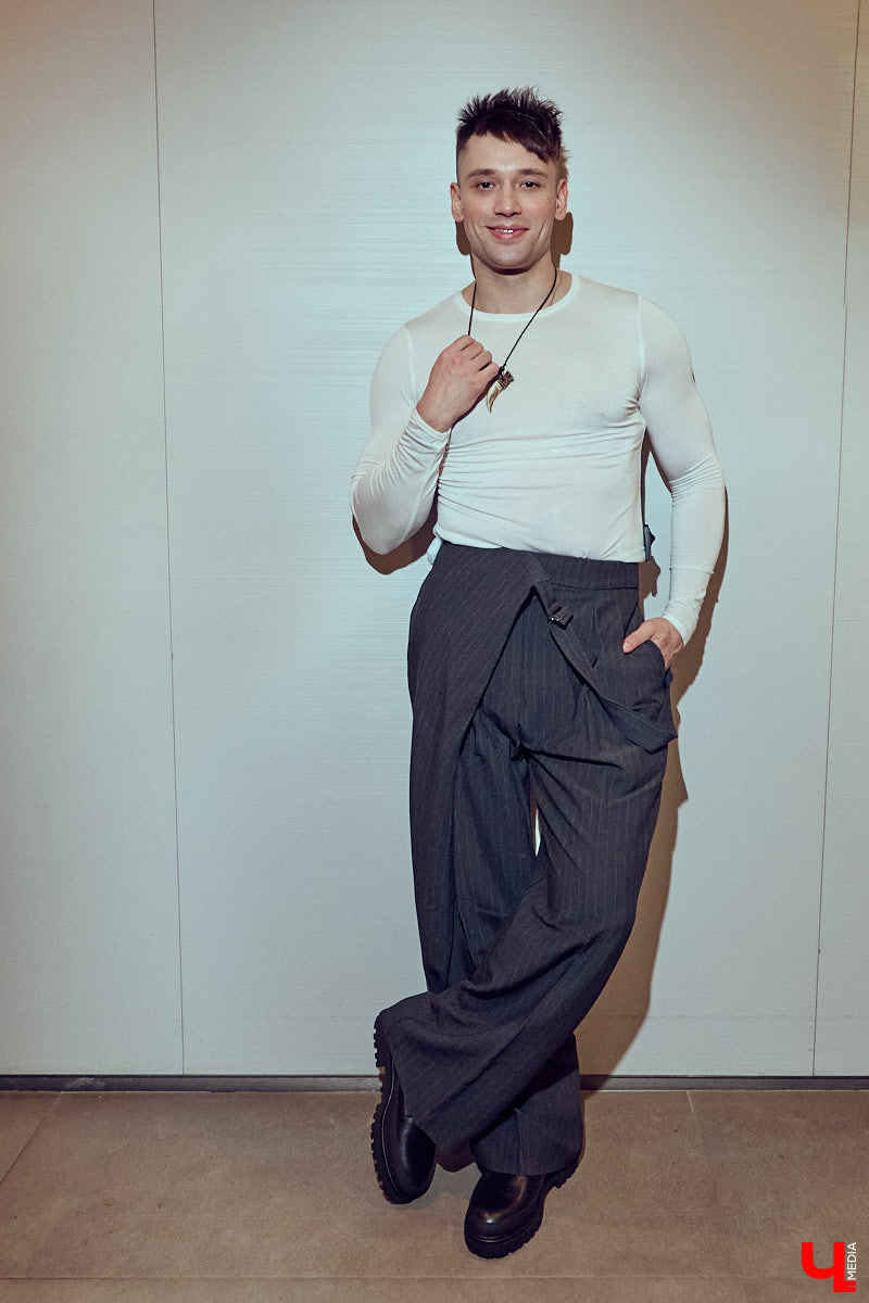 Как известно, встречают обычно по одежке. Доказан сей факт в том числе и любимцем зрителей по всему миру Педро Паскалем. Стиль одного из самых востребованных актеров Голливуда одновременно удивляет и восхищает, гардероб звезды сериала The Last of Us регулярно обсуждают модные медиа. Мы взяли на вооружение несколько особенно выразительных look’ов всеобщего краша и в компании стилиста Любавы Соколовой отправились на шопинг в магазины Владимира.