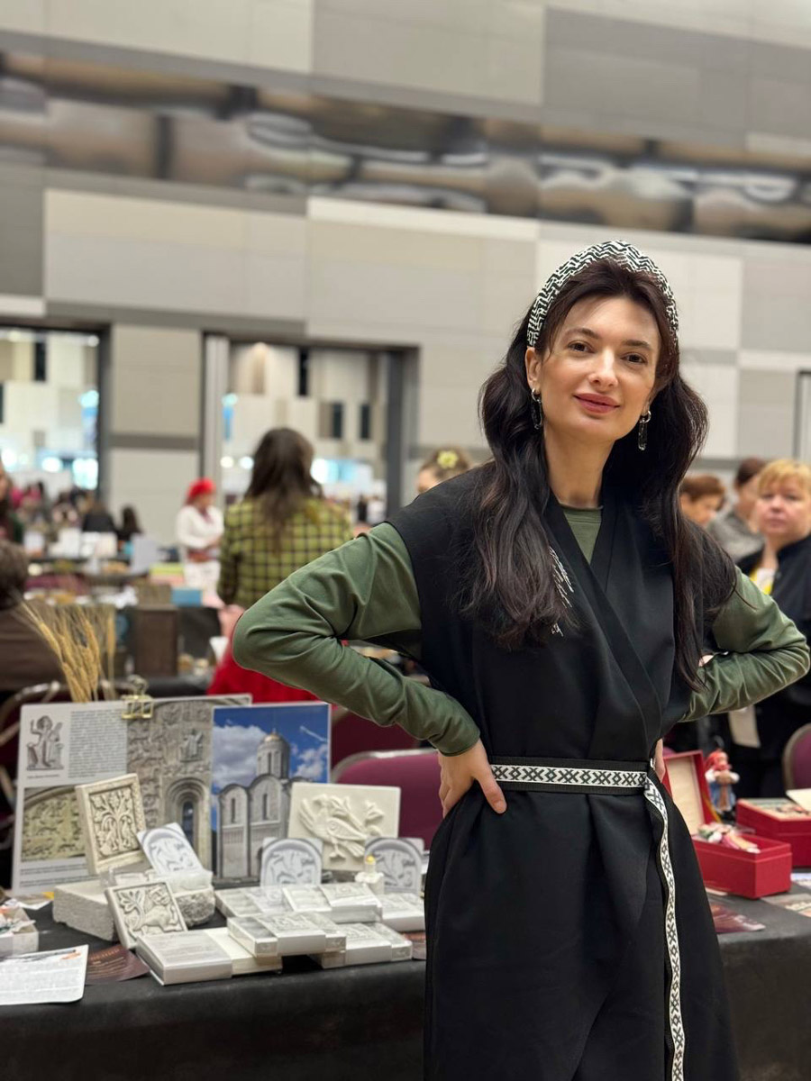 В Санкт-Петербурге завершился финал XI Всероссийского конкурса «Туристический сувенир». И среди лучших работ снова есть презенты из 33-го региона. На этот раз Гран-при получила ватная девочка с печатными пряниками от мастеров из города Вязники и шоколадные конфеты с белокаменным орнаментом из Владимира.