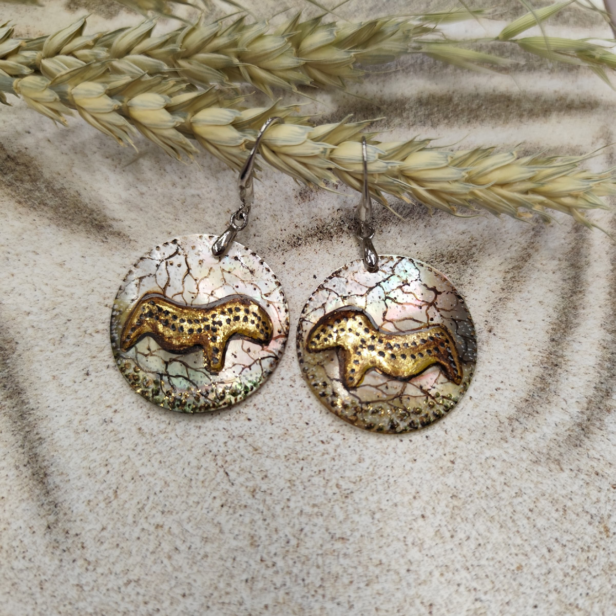 В Санкт-Петербурге завершился финал XI Всероссийского конкурса «Туристический сувенир». И среди лучших работ снова есть презенты из 33-го региона. На этот раз Гран-при получила ватная девочка с печатными пряниками от мастеров из города Вязники и шоколадные конфеты с белокаменным орнаментом из Владимира.