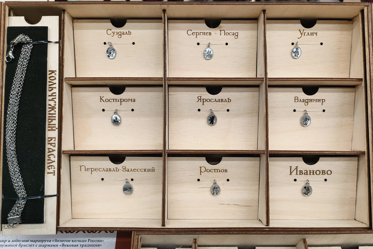 В Санкт-Петербурге завершился финал XI Всероссийского конкурса «Туристический сувенир». И среди лучших работ снова есть презенты из 33-го региона. На этот раз Гран-при получила ватная девочка с печатными пряниками от мастеров из города Вязники и шоколадные конфеты с белокаменным орнаментом из Владимира.