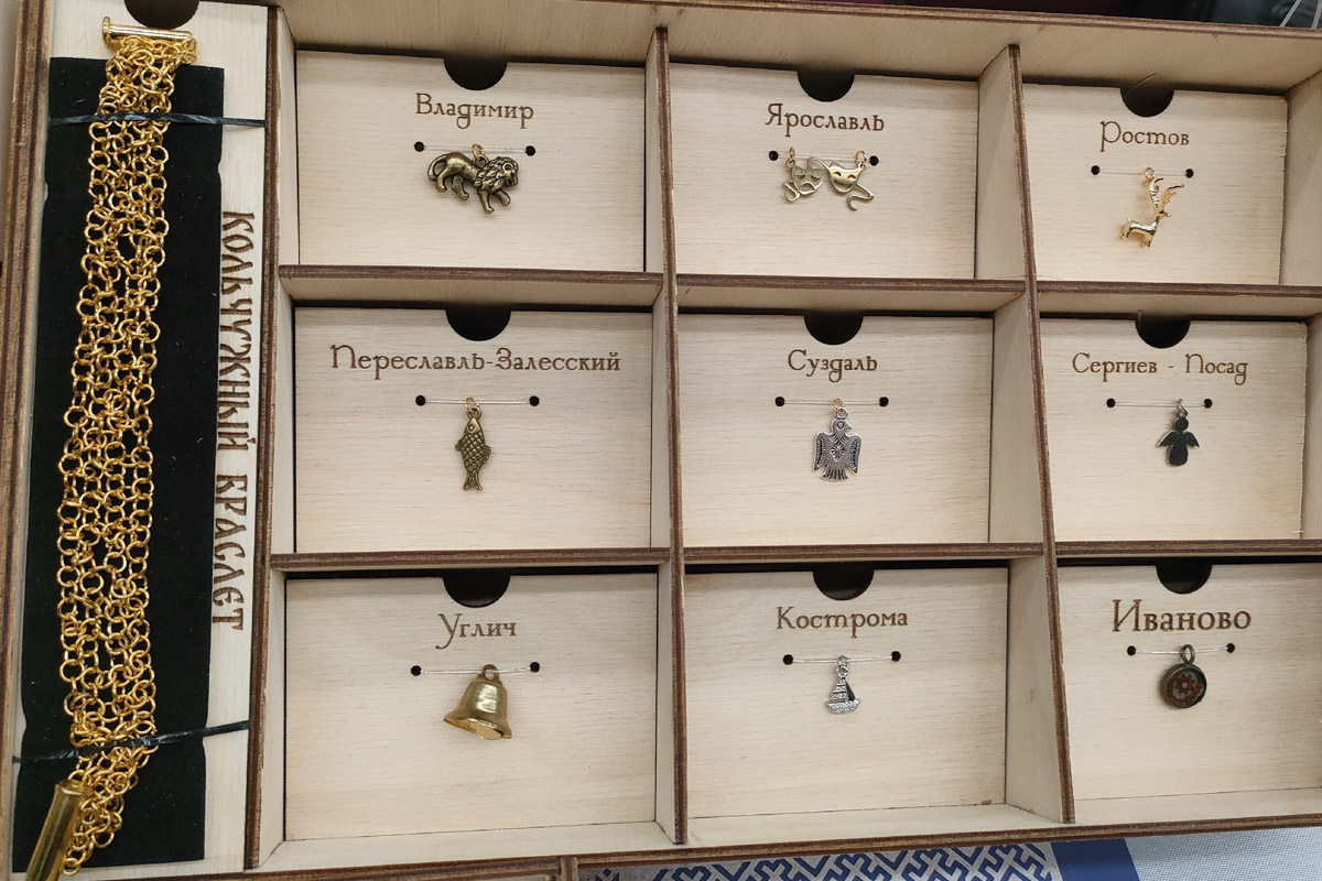 В Санкт-Петербурге завершился финал XI Всероссийского конкурса «Туристический сувенир». И среди лучших работ снова есть презенты из 33-го региона. На этот раз Гран-при получила ватная девочка с печатными пряниками от мастеров из города Вязники и шоколадные конфеты с белокаменным орнаментом из Владимира.