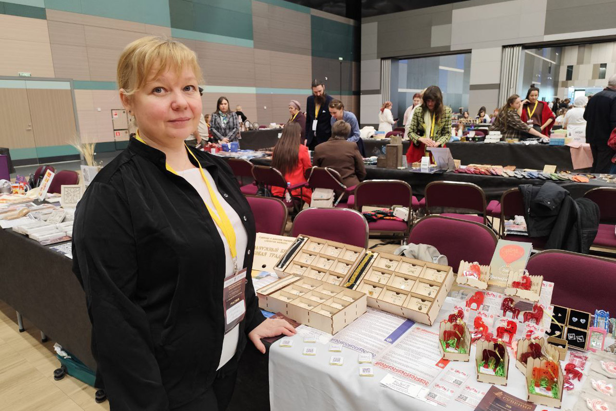 В Санкт-Петербурге завершился финал XI Всероссийского конкурса «Туристический сувенир». И среди лучших работ снова есть презенты из 33-го региона. На этот раз Гран-при получила ватная девочка с печатными пряниками от мастеров из города Вязники и шоколадные конфеты с белокаменным орнаментом из Владимира.