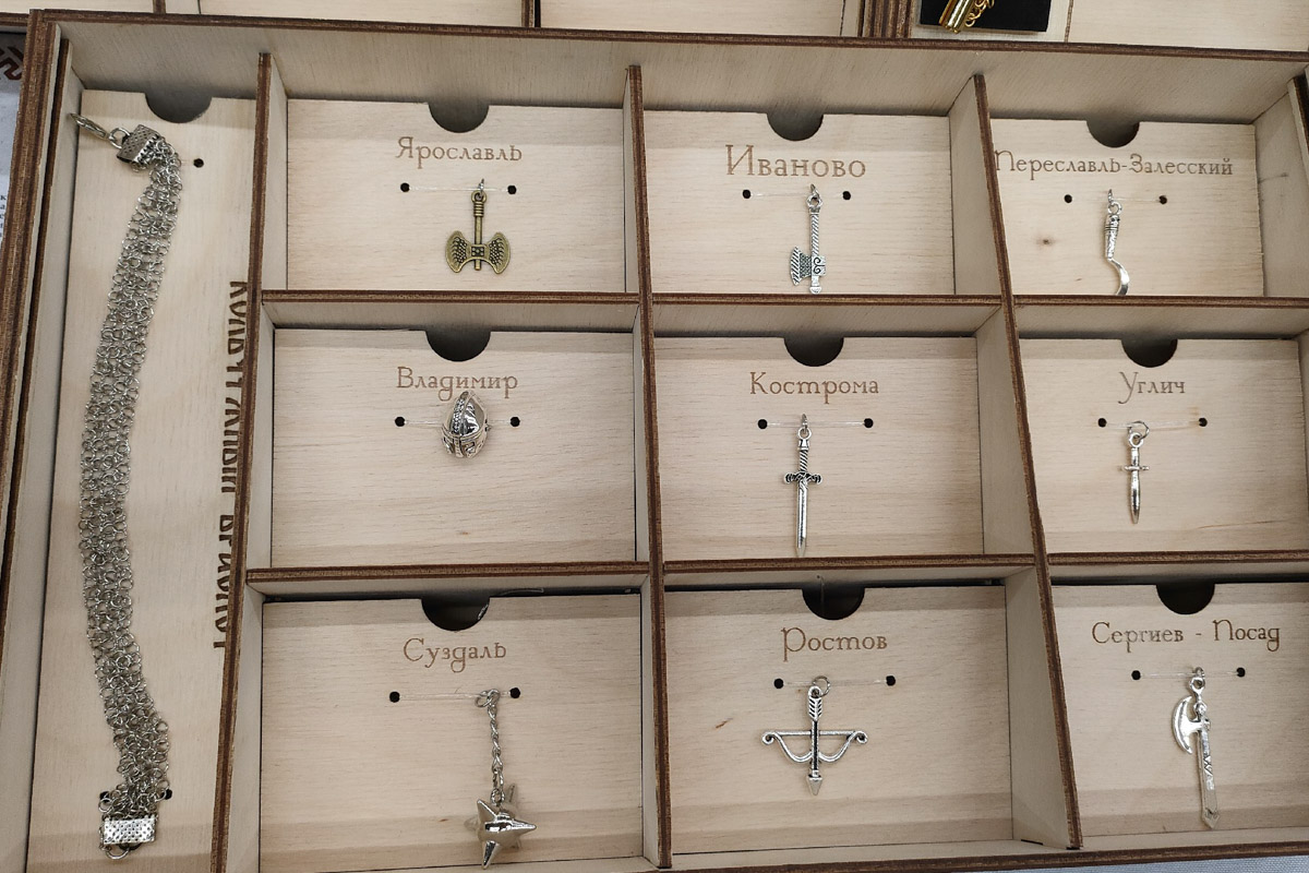 В Санкт-Петербурге завершился финал XI Всероссийского конкурса «Туристический сувенир». И среди лучших работ снова есть презенты из 33-го региона. На этот раз Гран-при получила ватная девочка с печатными пряниками от мастеров из города Вязники и шоколадные конфеты с белокаменным орнаментом из Владимира.