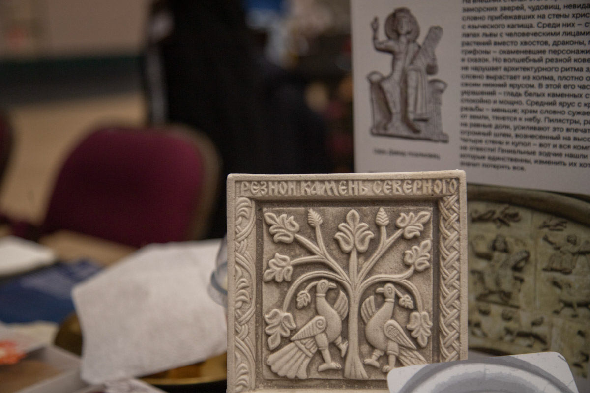 В Санкт-Петербурге завершился финал XI Всероссийского конкурса «Туристический сувенир». И среди лучших работ снова есть презенты из 33-го региона. На этот раз Гран-при получила ватная девочка с печатными пряниками от мастеров из города Вязники и шоколадные конфеты с белокаменным орнаментом из Владимира.