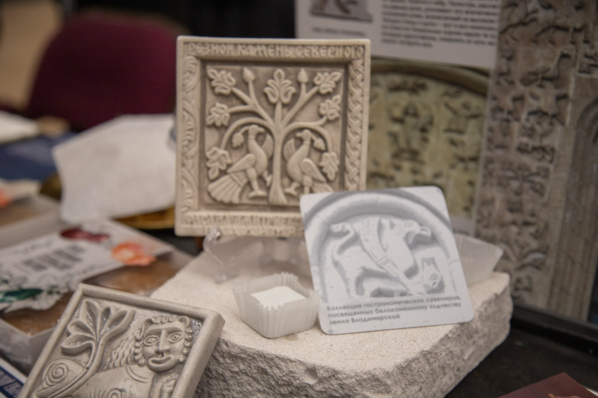 В Санкт-Петербурге завершился финал XI Всероссийского конкурса «Туристический сувенир». И среди лучших работ снова есть презенты из 33-го региона. На этот раз Гран-при получила ватная девочка с печатными пряниками от мастеров из города Вязники и шоколадные конфеты с белокаменным орнаментом из Владимира.