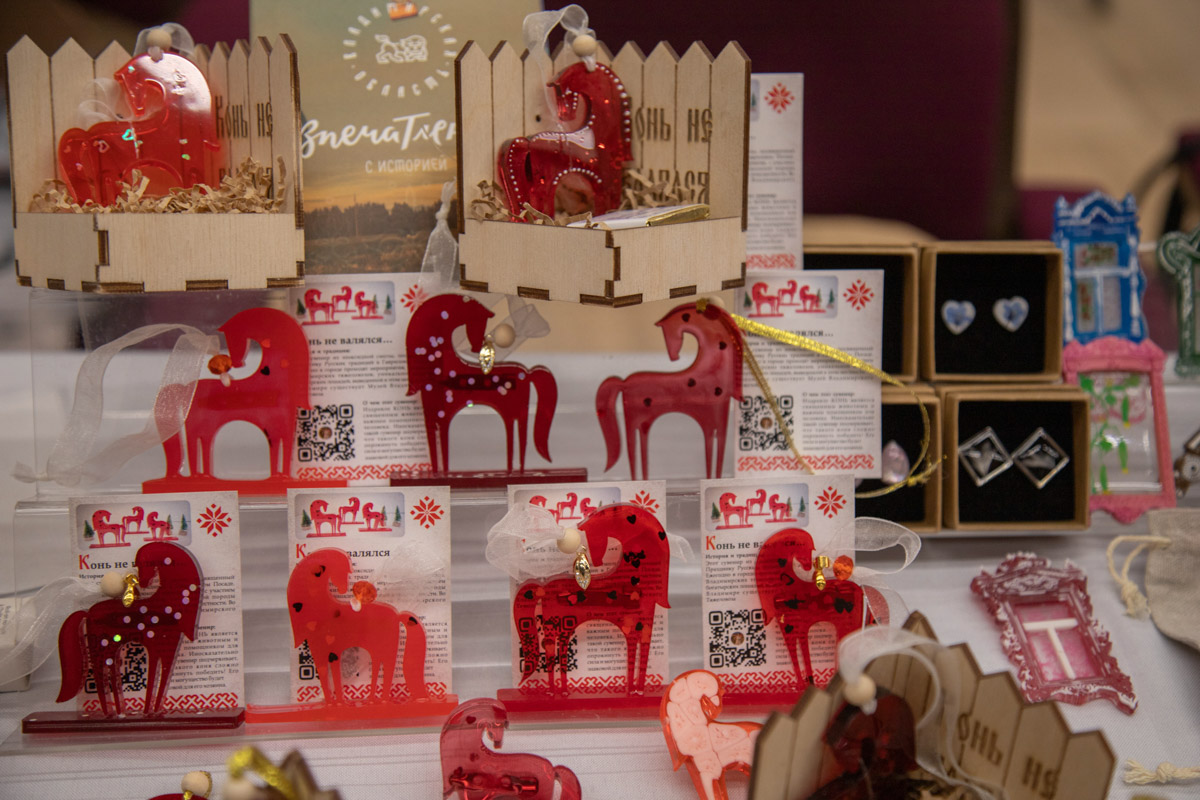 В Санкт-Петербурге завершился финал XI Всероссийского конкурса «Туристический сувенир». И среди лучших работ снова есть презенты из 33-го региона. На этот раз Гран-при получила ватная девочка с печатными пряниками от мастеров из города Вязники и шоколадные конфеты с белокаменным орнаментом из Владимира.