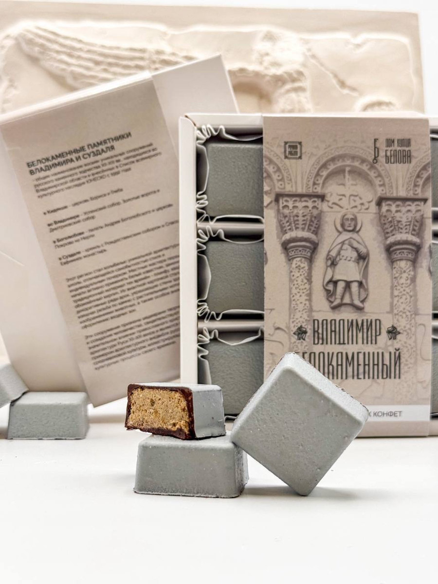 В Санкт-Петербурге завершился финал XI Всероссийского конкурса «Туристический сувенир». И среди лучших работ снова есть презенты из 33-го региона. На этот раз Гран-при получила ватная девочка с печатными пряниками от мастеров из города Вязники и шоколадные конфеты с белокаменным орнаментом из Владимира.