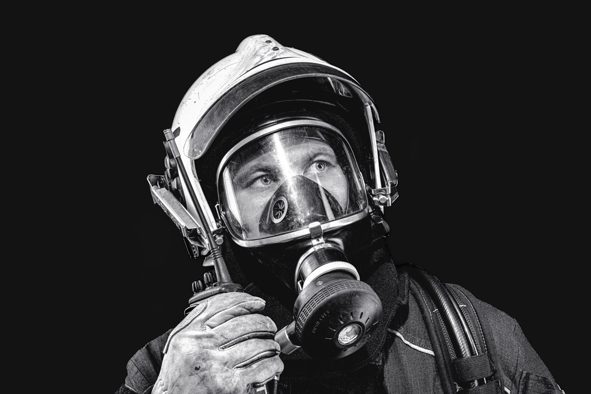 Скоро в России отметят День спасателя. 27 декабря поздравляют тех, кто каждый день делает наши жизни безопаснее. Это, конечно же, касается и пожарных. Чаще всего их видят в закрытых прочных костюмах, которые способны уберечь от обжигающего пламени. Однако владимирский фотограф Дмитрий Бойков решил снять с них маски.