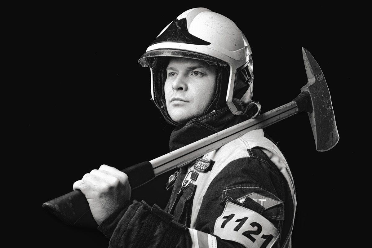 Скоро в России отметят День спасателя. 27 декабря поздравляют тех, кто каждый день делает наши жизни безопаснее. Это, конечно же, касается и пожарных. Чаще всего их видят в закрытых прочных костюмах, которые способны уберечь от обжигающего пламени. Однако владимирский фотограф Дмитрий Бойков решил снять с них маски.