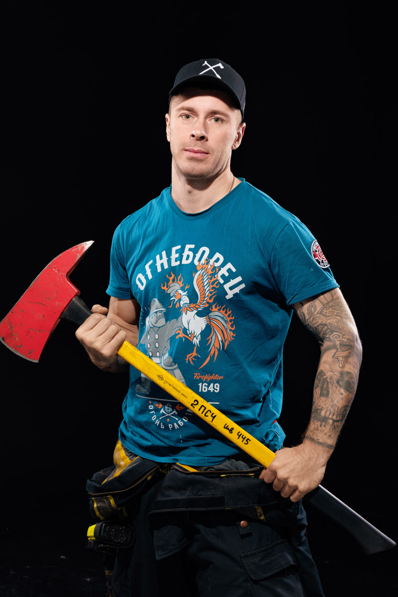 Скоро в России отметят День спасателя. 27 декабря поздравляют тех, кто каждый день делает наши жизни безопаснее. Это, конечно же, касается и пожарных. Чаще всего их видят в закрытых прочных костюмах, которые способны уберечь от обжигающего пламени. Однако владимирский фотограф Дмитрий Бойков решил снять с них маски.