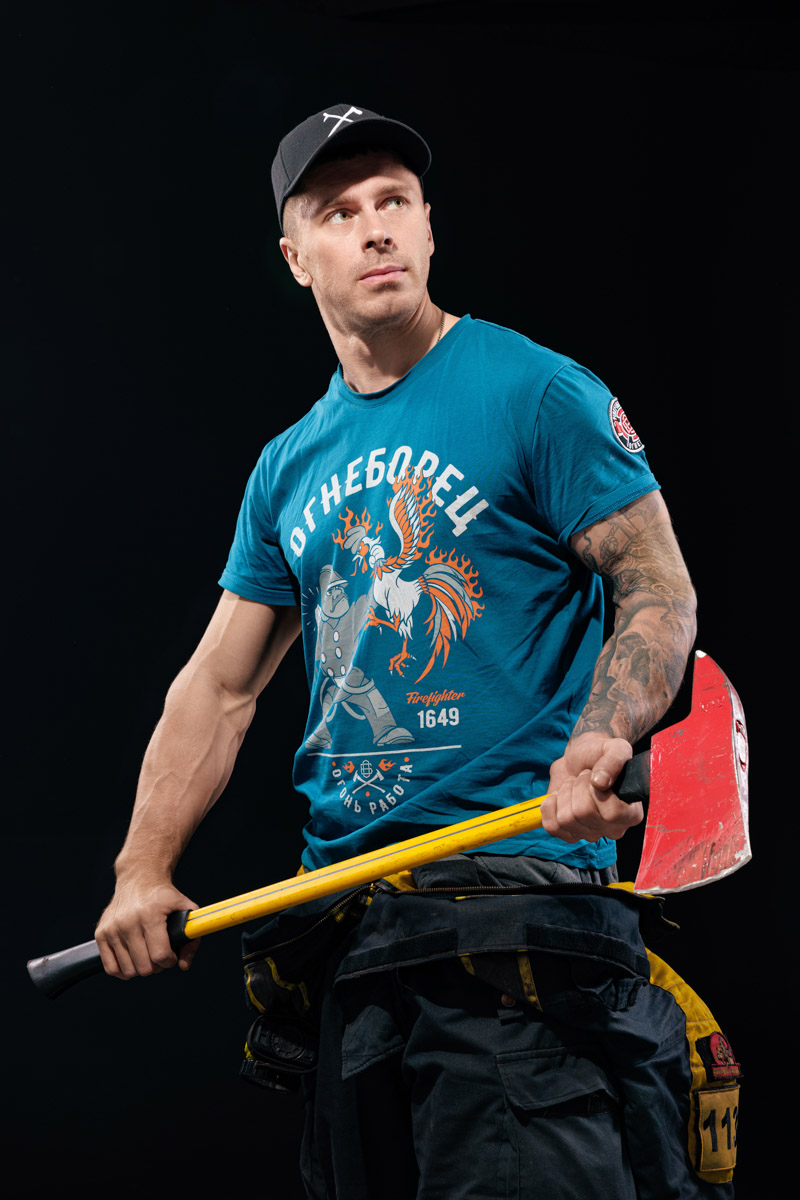 Скоро в России отметят День спасателя. 27 декабря поздравляют тех, кто каждый день делает наши жизни безопаснее. Это, конечно же, касается и пожарных. Чаще всего их видят в закрытых прочных костюмах, которые способны уберечь от обжигающего пламени. Однако владимирский фотограф Дмитрий Бойков решил снять с них маски.