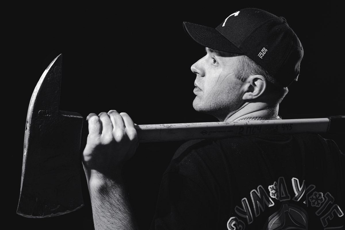 Скоро в России отметят День спасателя. 27 декабря поздравляют тех, кто каждый день делает наши жизни безопаснее. Это, конечно же, касается и пожарных. Чаще всего их видят в закрытых прочных костюмах, которые способны уберечь от обжигающего пламени. Однако владимирский фотограф Дмитрий Бойков решил снять с них маски.