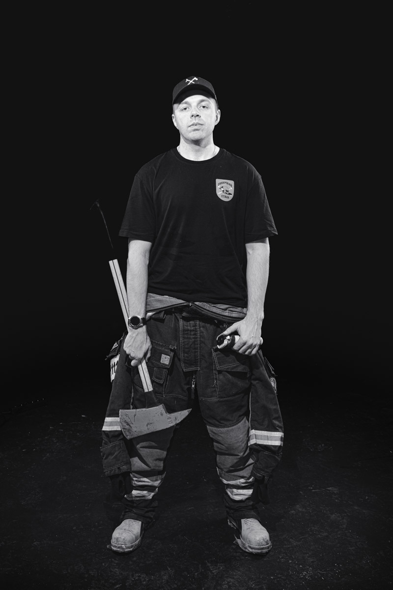 Скоро в России отметят День спасателя. 27 декабря поздравляют тех, кто каждый день делает наши жизни безопаснее. Это, конечно же, касается и пожарных. Чаще всего их видят в закрытых прочных костюмах, которые способны уберечь от обжигающего пламени. Однако владимирский фотограф Дмитрий Бойков решил снять с них маски.