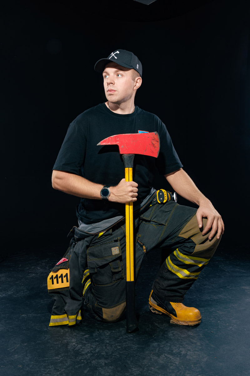 Скоро в России отметят День спасателя. 27 декабря поздравляют тех, кто каждый день делает наши жизни безопаснее. Это, конечно же, касается и пожарных. Чаще всего их видят в закрытых прочных костюмах, которые способны уберечь от обжигающего пламени. Однако владимирский фотограф Дмитрий Бойков решил снять с них маски.