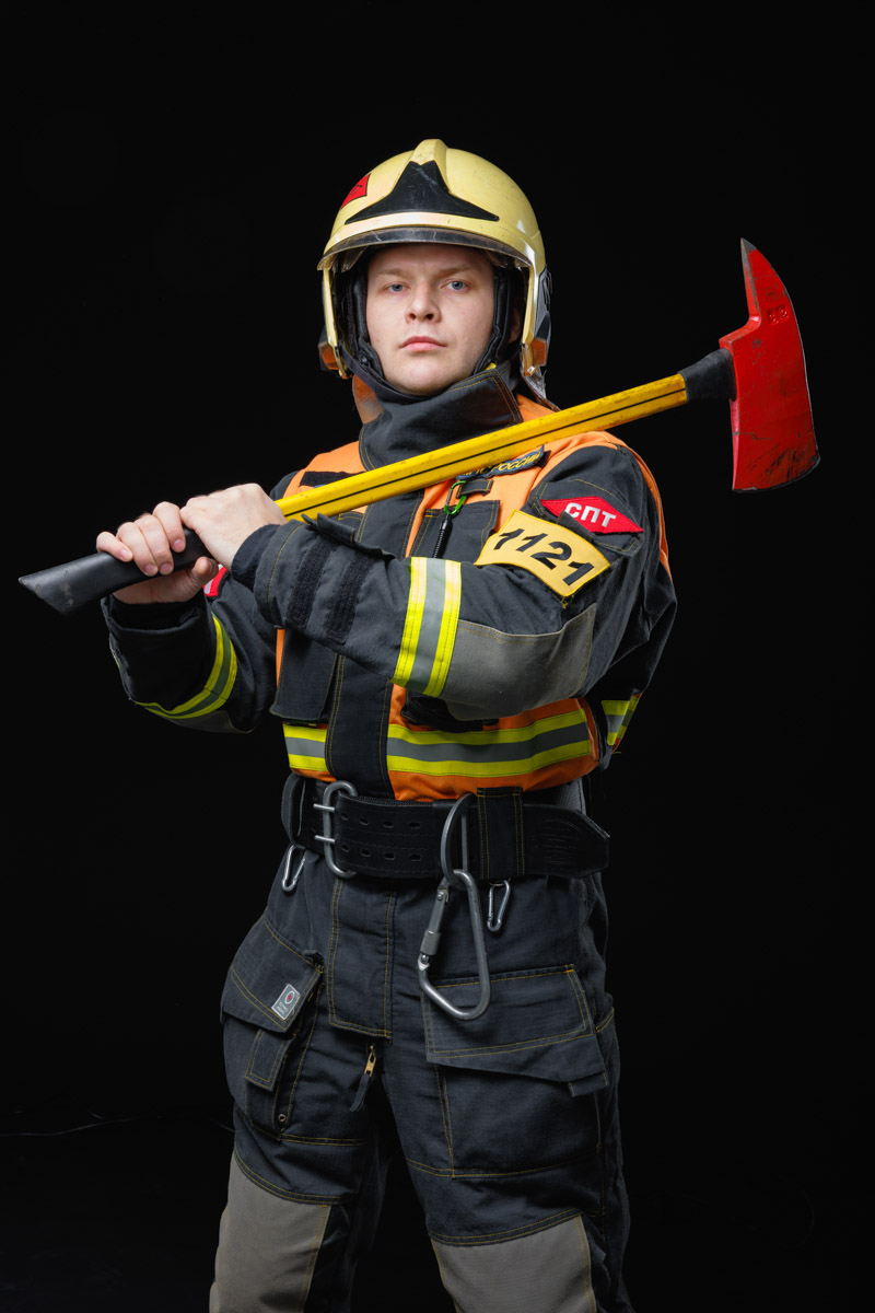 Скоро в России отметят День спасателя. 27 декабря поздравляют тех, кто каждый день делает наши жизни безопаснее. Это, конечно же, касается и пожарных. Чаще всего их видят в закрытых прочных костюмах, которые способны уберечь от обжигающего пламени. Однако владимирский фотограф Дмитрий Бойков решил снять с них маски.