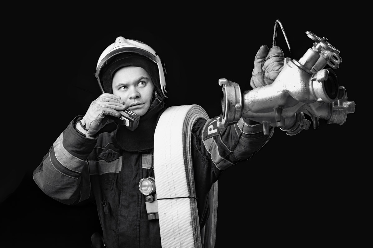 Скоро в России отметят День спасателя. 27 декабря поздравляют тех, кто каждый день делает наши жизни безопаснее. Это, конечно же, касается и пожарных. Чаще всего их видят в закрытых прочных костюмах, которые способны уберечь от обжигающего пламени. Однако владимирский фотограф Дмитрий Бойков решил снять с них маски.