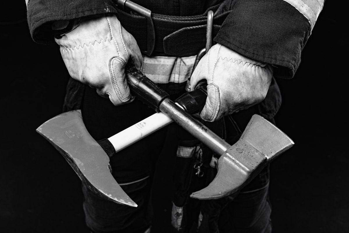 Скоро в России отметят День спасателя. 27 декабря поздравляют тех, кто каждый день делает наши жизни безопаснее. Это, конечно же, касается и пожарных. Чаще всего их видят в закрытых прочных костюмах, которые способны уберечь от обжигающего пламени. Однако владимирский фотограф Дмитрий Бойков решил снять с них маски.