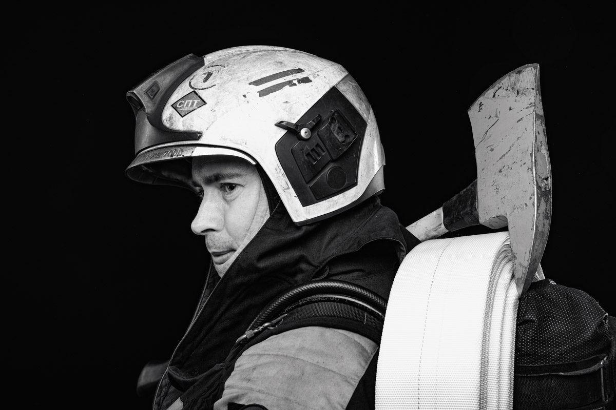 Скоро в России отметят День спасателя. 27 декабря поздравляют тех, кто каждый день делает наши жизни безопаснее. Это, конечно же, касается и пожарных. Чаще всего их видят в закрытых прочных костюмах, которые способны уберечь от обжигающего пламени. Однако владимирский фотограф Дмитрий Бойков решил снять с них маски.