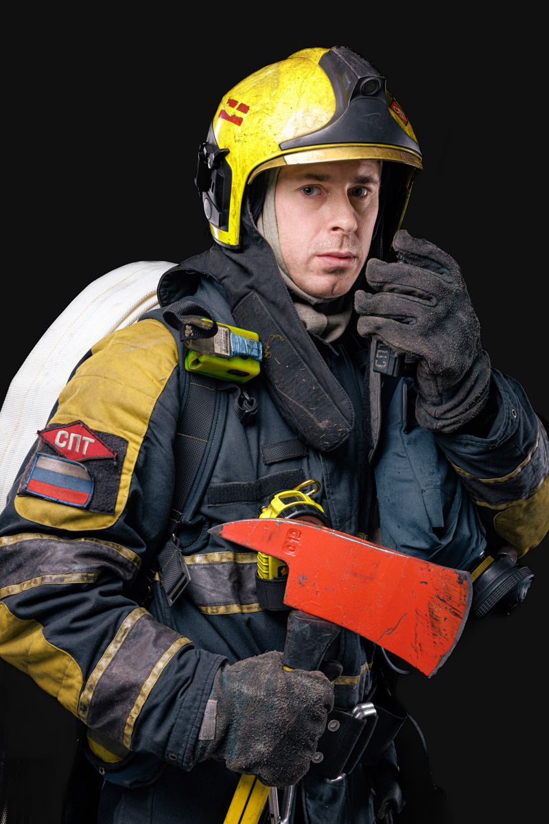 Скоро в России отметят День спасателя. 27 декабря поздравляют тех, кто каждый день делает наши жизни безопаснее. Это, конечно же, касается и пожарных. Чаще всего их видят в закрытых прочных костюмах, которые способны уберечь от обжигающего пламени. Однако владимирский фотограф Дмитрий Бойков решил снять с них маски.