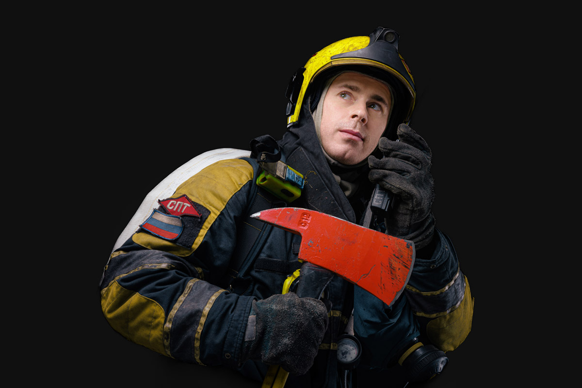 Скоро в России отметят День спасателя. 27 декабря поздравляют тех, кто каждый день делает наши жизни безопаснее. Это, конечно же, касается и пожарных. Чаще всего их видят в закрытых прочных костюмах, которые способны уберечь от обжигающего пламени. Однако владимирский фотограф Дмитрий Бойков решил снять с них маски.
