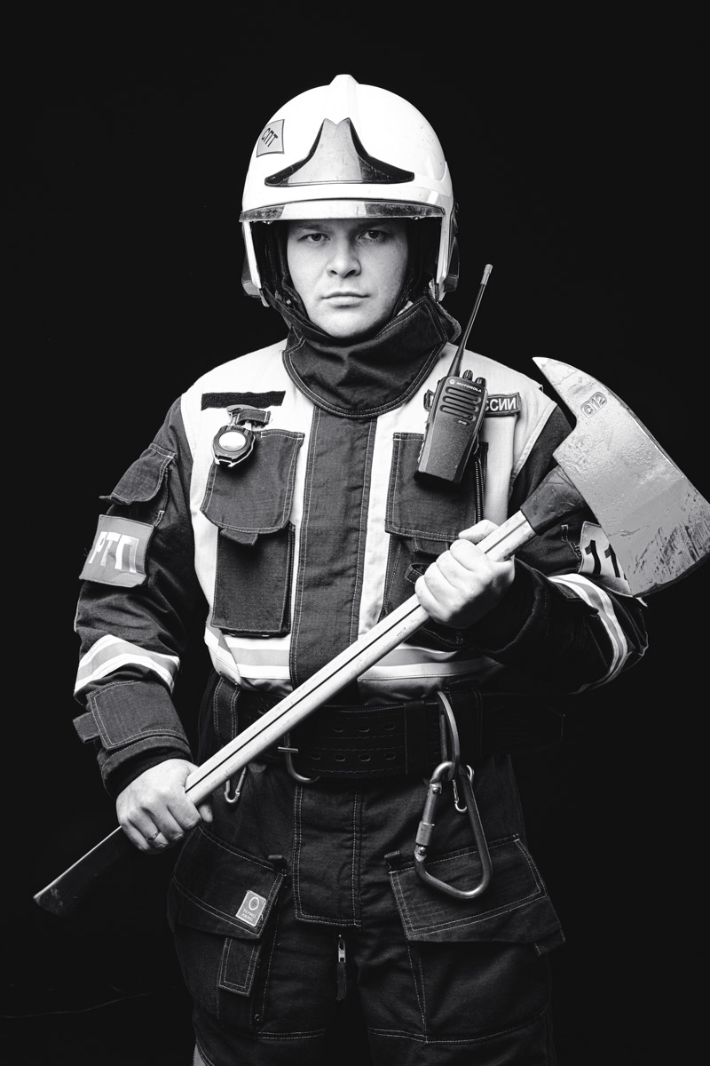 Скоро в России отметят День спасателя. 27 декабря поздравляют тех, кто каждый день делает наши жизни безопаснее. Это, конечно же, касается и пожарных. Чаще всего их видят в закрытых прочных костюмах, которые способны уберечь от обжигающего пламени. Однако владимирский фотограф Дмитрий Бойков решил снять с них маски.