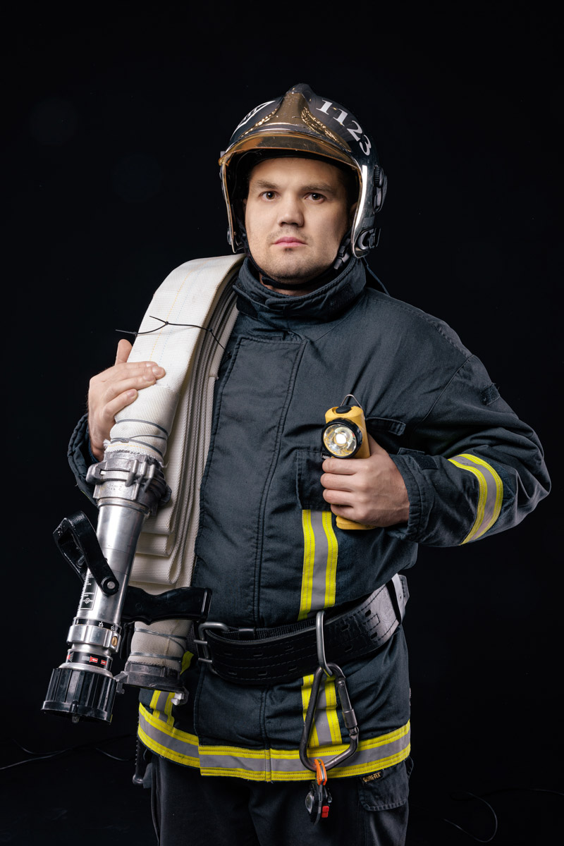 Скоро в России отметят День спасателя. 27 декабря поздравляют тех, кто каждый день делает наши жизни безопаснее. Это, конечно же, касается и пожарных. Чаще всего их видят в закрытых прочных костюмах, которые способны уберечь от обжигающего пламени. Однако владимирский фотограф Дмитрий Бойков решил снять с них маски.