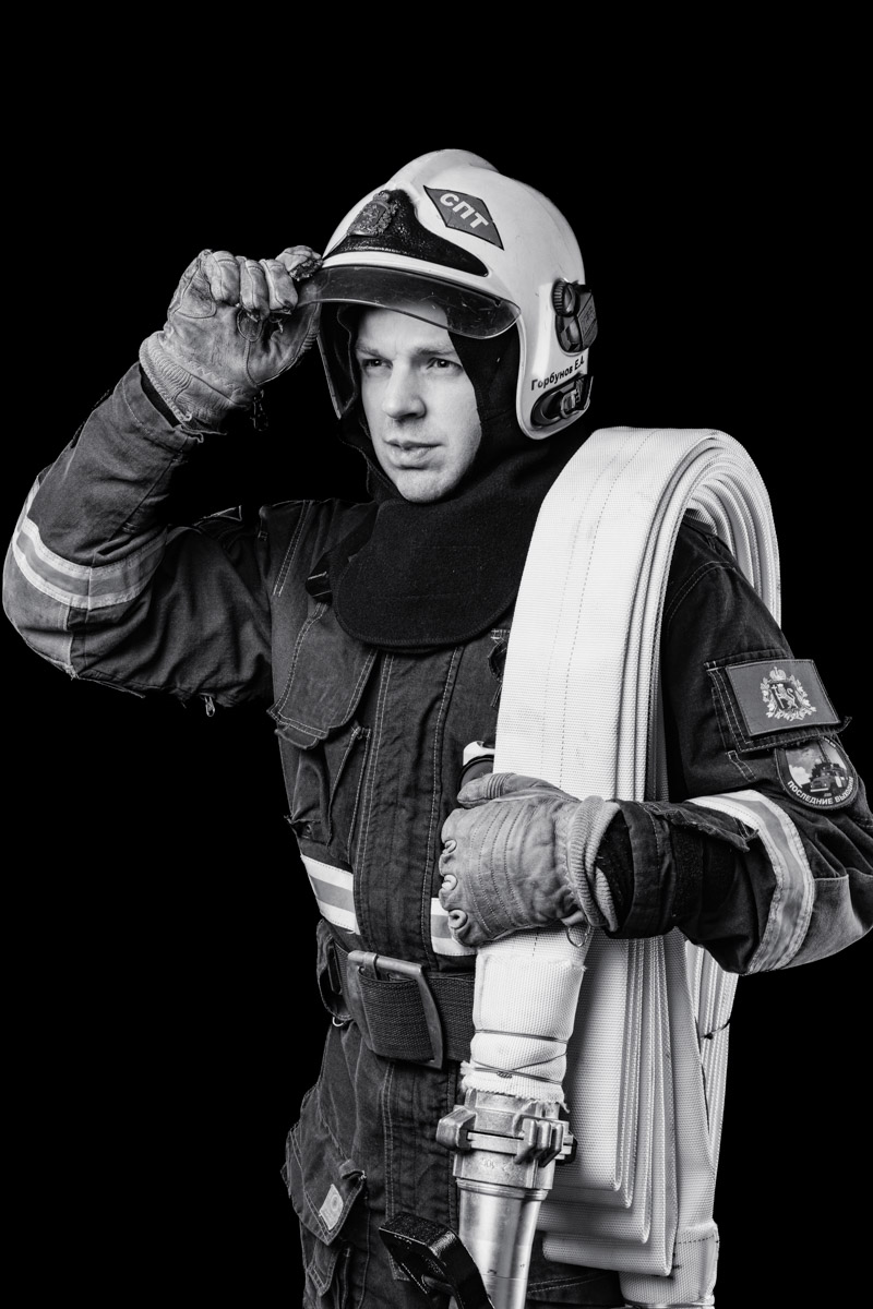 Скоро в России отметят День спасателя. 27 декабря поздравляют тех, кто каждый день делает наши жизни безопаснее. Это, конечно же, касается и пожарных. Чаще всего их видят в закрытых прочных костюмах, которые способны уберечь от обжигающего пламени. Однако владимирский фотограф Дмитрий Бойков решил снять с них маски.