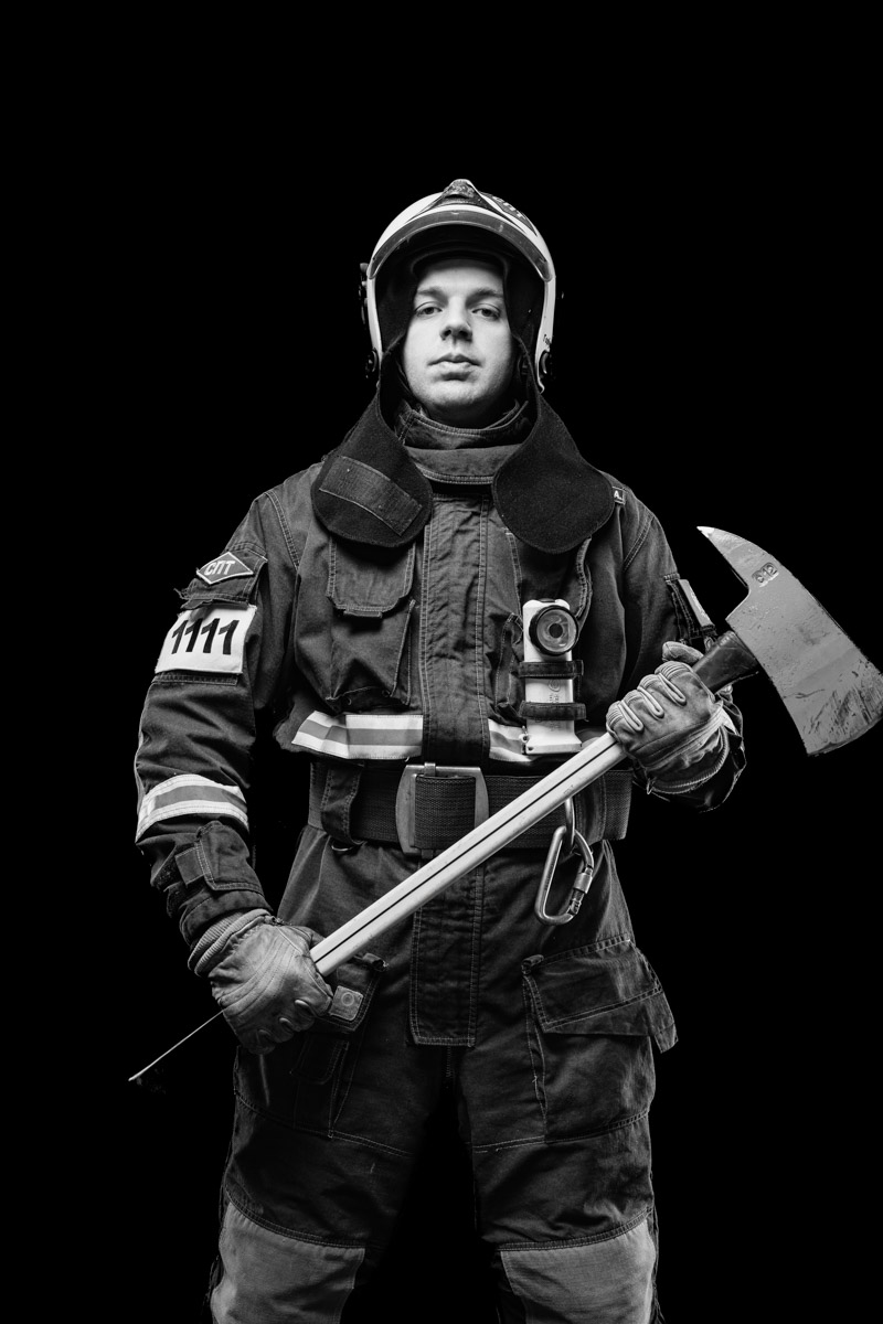 Скоро в России отметят День спасателя. 27 декабря поздравляют тех, кто каждый день делает наши жизни безопаснее. Это, конечно же, касается и пожарных. Чаще всего их видят в закрытых прочных костюмах, которые способны уберечь от обжигающего пламени. Однако владимирский фотограф Дмитрий Бойков решил снять с них маски.