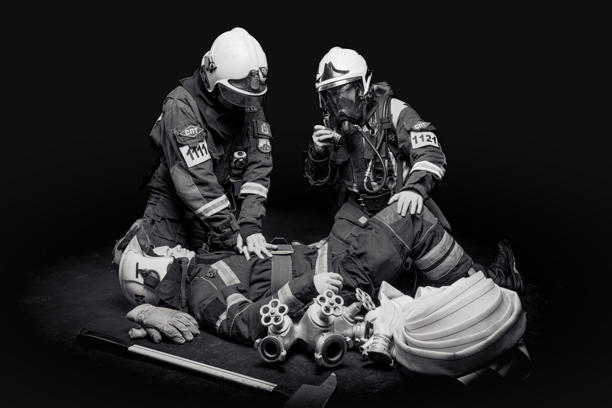 Скоро в России отметят День спасателя. 27 декабря поздравляют тех, кто каждый день делает наши жизни безопаснее. Это, конечно же, касается и пожарных. Чаще всего их видят в закрытых прочных костюмах, которые способны уберечь от обжигающего пламени. Однако владимирский фотограф Дмитрий Бойков решил снять с них маски.