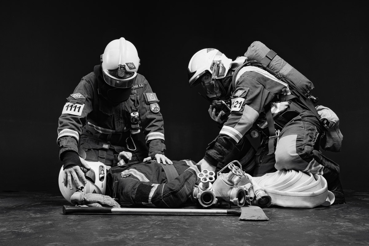 Скоро в России отметят День спасателя. 27 декабря поздравляют тех, кто каждый день делает наши жизни безопаснее. Это, конечно же, касается и пожарных. Чаще всего их видят в закрытых прочных костюмах, которые способны уберечь от обжигающего пламени. Однако владимирский фотограф Дмитрий Бойков решил снять с них маски.