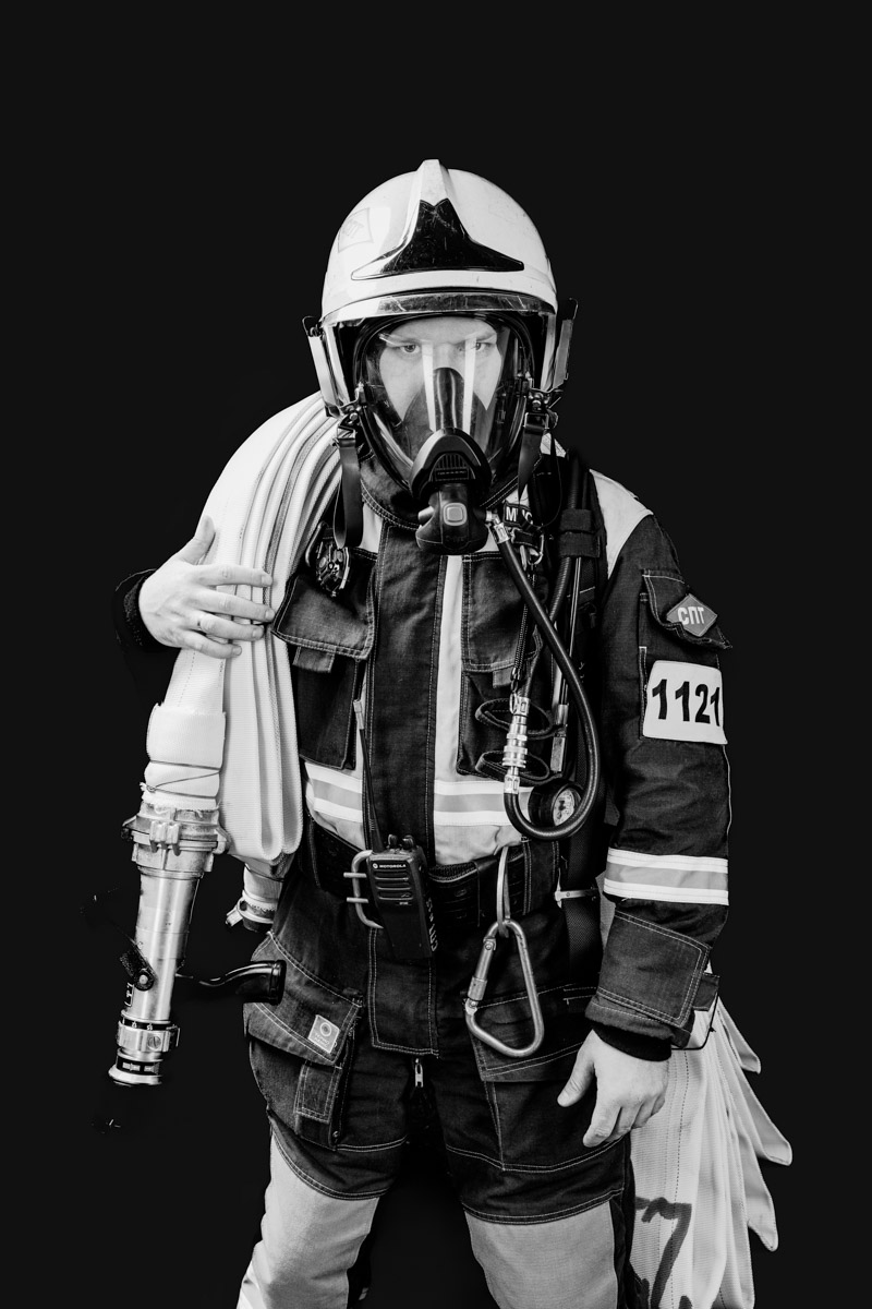Скоро в России отметят День спасателя. 27 декабря поздравляют тех, кто каждый день делает наши жизни безопаснее. Это, конечно же, касается и пожарных. Чаще всего их видят в закрытых прочных костюмах, которые способны уберечь от обжигающего пламени. Однако владимирский фотограф Дмитрий Бойков решил снять с них маски.