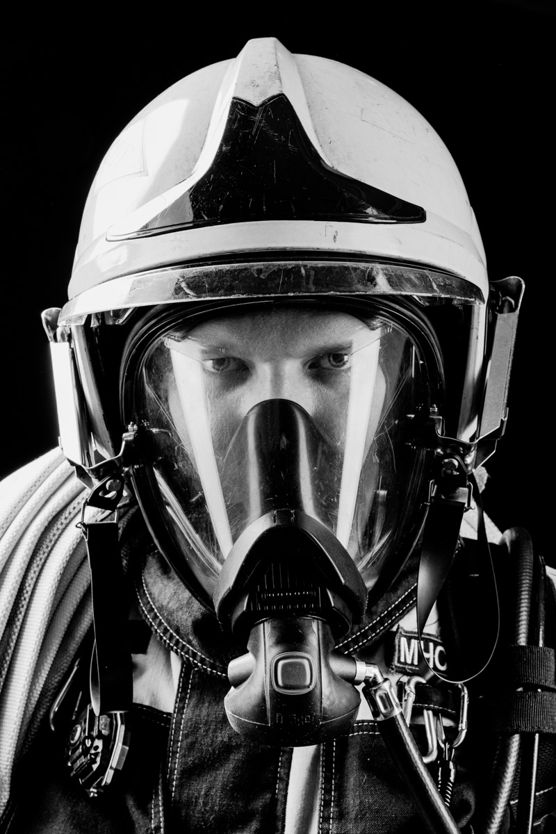 Скоро в России отметят День спасателя. 27 декабря поздравляют тех, кто каждый день делает наши жизни безопаснее. Это, конечно же, касается и пожарных. Чаще всего их видят в закрытых прочных костюмах, которые способны уберечь от обжигающего пламени. Однако владимирский фотограф Дмитрий Бойков решил снять с них маски.