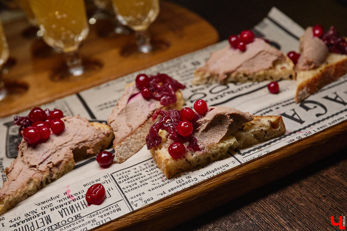 Известный в городе ресторан, расположенный в самом центре Владимира, отметил свой 12-й день рождения. В честь праздника «Питейный дом купца Андреева» представил специальный сет от шеф-повара с оливье а la russe с раками и перепелом по-купечески. А всех пришедших ждал приветственный welcome от заведения.