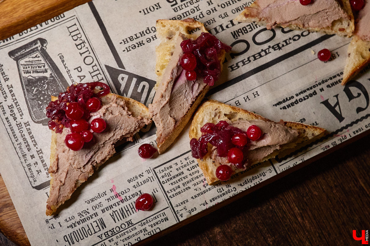 Известный в городе ресторан, расположенный в самом центре Владимира, отметил свой 12-й день рождения. В честь праздника «Питейный дом купца Андреева» представил специальный сет от шеф-повара с оливье а la russe с раками и перепелом по-купечески. А всех пришедших ждал приветственный welcome от заведения.