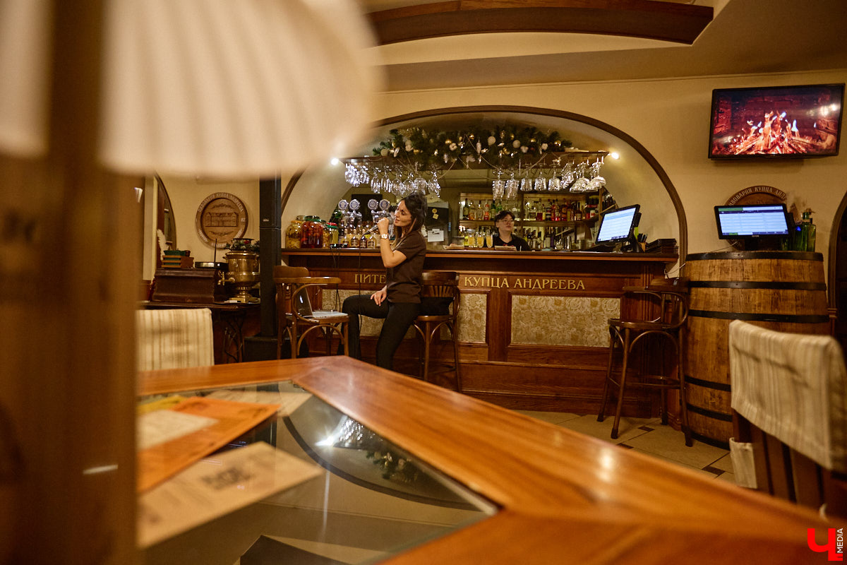 Известный в городе ресторан, расположенный в самом центре Владимира, отметил свой 12-й день рождения. В честь праздника «Питейный дом купца Андреева» представил специальный сет от шеф-повара с оливье а la russe с раками и перепелом по-купечески. А всех пришедших ждал приветственный welcome от заведения.