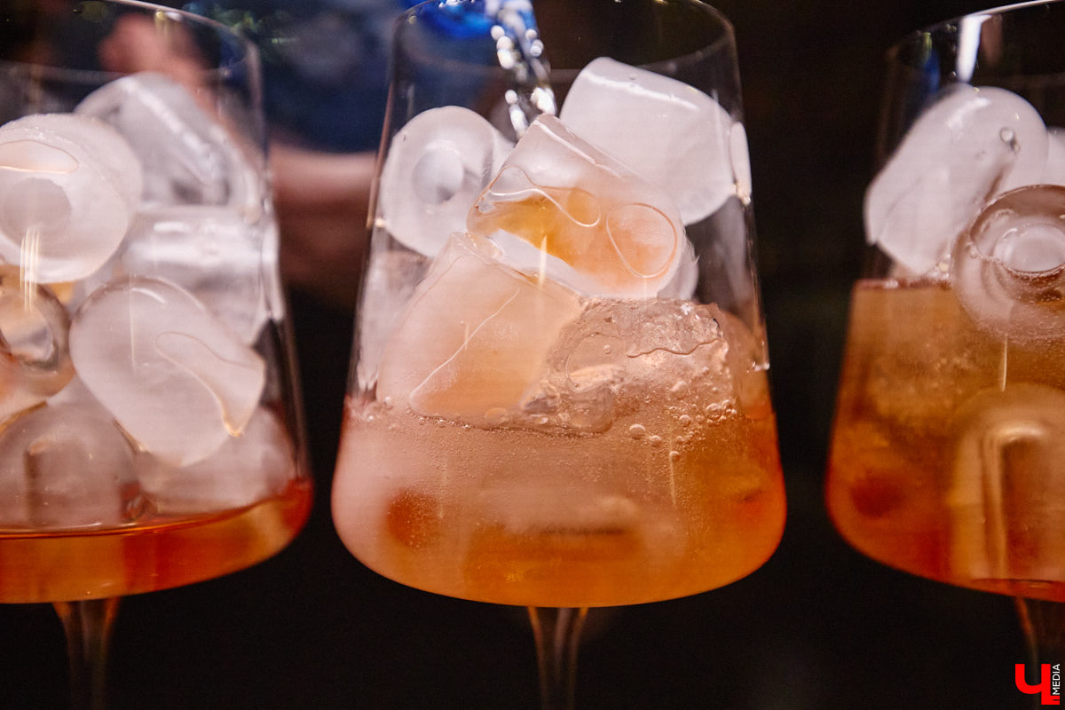 Известный в городе ресторан, расположенный в самом центре Владимира, отметил свой 12-й день рождения. В честь праздника «Питейный дом купца Андреева» представил специальный сет от шеф-повара с оливье а la russe с раками и перепелом по-купечески. А всех пришедших ждал приветственный welcome от заведения.