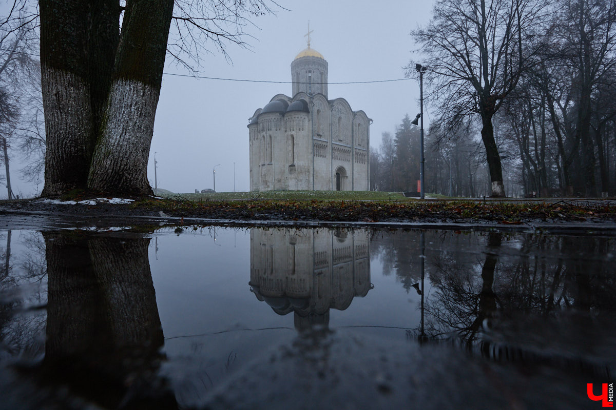 Дмитриевский собор можно разглядывать часами, размышляя над теориями происхождения символов. Но нельзя оставлять без внимания и его интерьер! Каким был собор при Всеволоде Большое Гнездо, точно неизвестно, поэтому «Ключ-Медиа» предложил историку и блогеру Ольге Журавлевой немного порассуждать на эту тему в стенах белокаменной постройки.