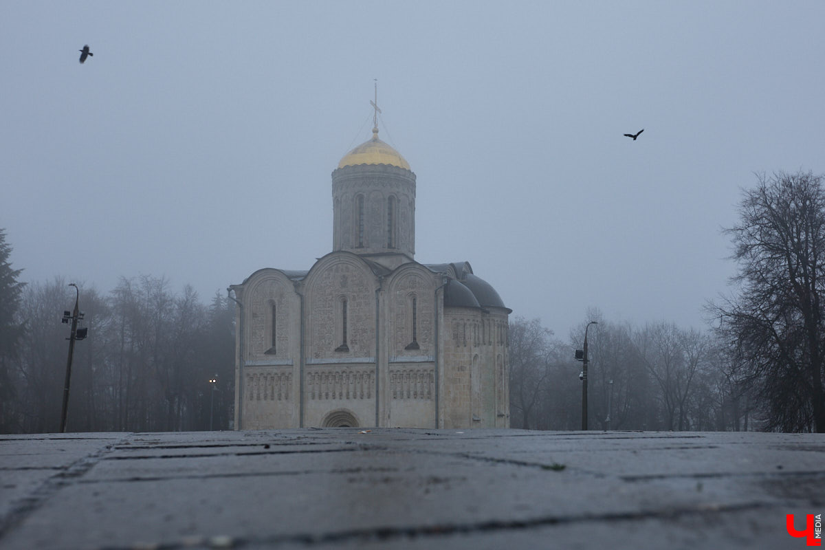 Дмитриевский собор можно разглядывать часами, размышляя над теориями происхождения символов. Но нельзя оставлять без внимания и его интерьер! Каким был собор при Всеволоде Большое Гнездо, точно неизвестно, поэтому «Ключ-Медиа» предложил историку и блогеру Ольге Журавлевой немного порассуждать на эту тему в стенах белокаменной постройки.
