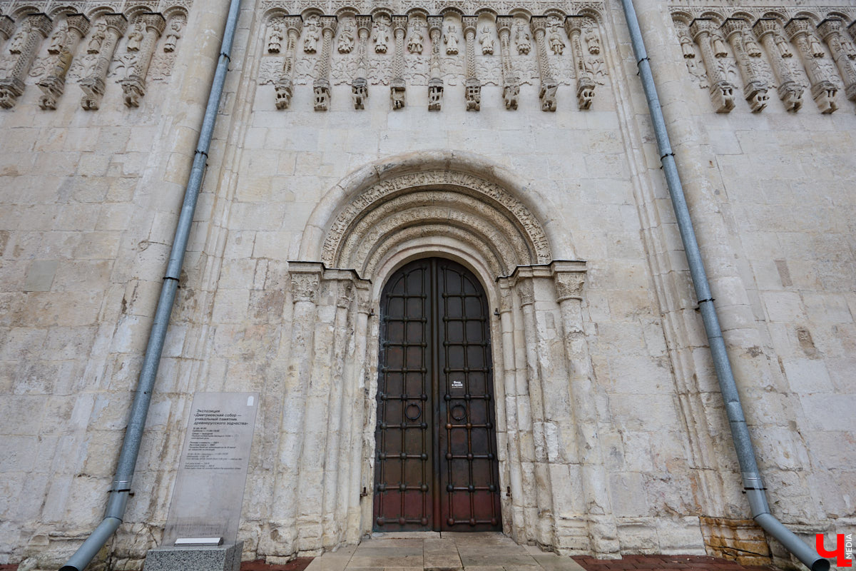 Дмитриевский собор можно разглядывать часами, размышляя над теориями происхождения символов. Но нельзя оставлять без внимания и его интерьер! Каким был собор при Всеволоде Большое Гнездо, точно неизвестно, поэтому «Ключ-Медиа» предложил историку и блогеру Ольге Журавлевой немного порассуждать на эту тему в стенах белокаменной постройки.