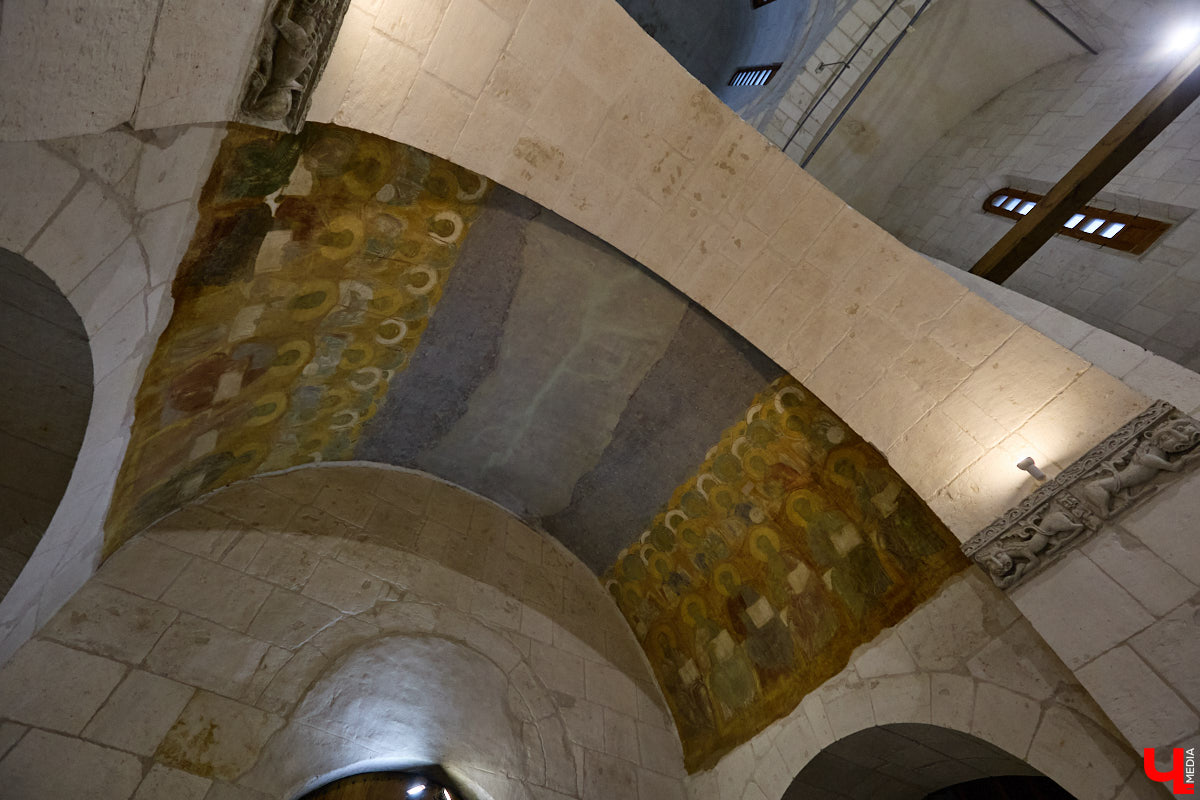 Дмитриевский собор можно разглядывать часами, размышляя над теориями происхождения символов. Но нельзя оставлять без внимания и его интерьер! Каким был собор при Всеволоде Большое Гнездо, точно неизвестно, поэтому «Ключ-Медиа» предложил историку и блогеру Ольге Журавлевой немного порассуждать на эту тему в стенах белокаменной постройки.