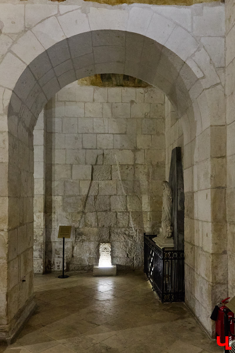 Дмитриевский собор можно разглядывать часами, размышляя над теориями происхождения символов. Но нельзя оставлять без внимания и его интерьер! Каким был собор при Всеволоде Большое Гнездо, точно неизвестно, поэтому «Ключ-Медиа» предложил историку и блогеру Ольге Журавлевой немного порассуждать на эту тему в стенах белокаменной постройки.